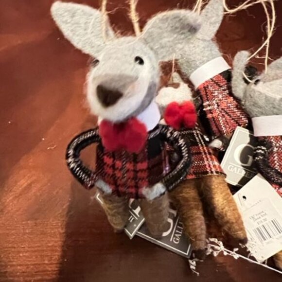 Set Of 4 Gallerie II Felt kangaroo Christmas Ornaments W Bow Tie & Tartan Vest - Picture 5 of 6